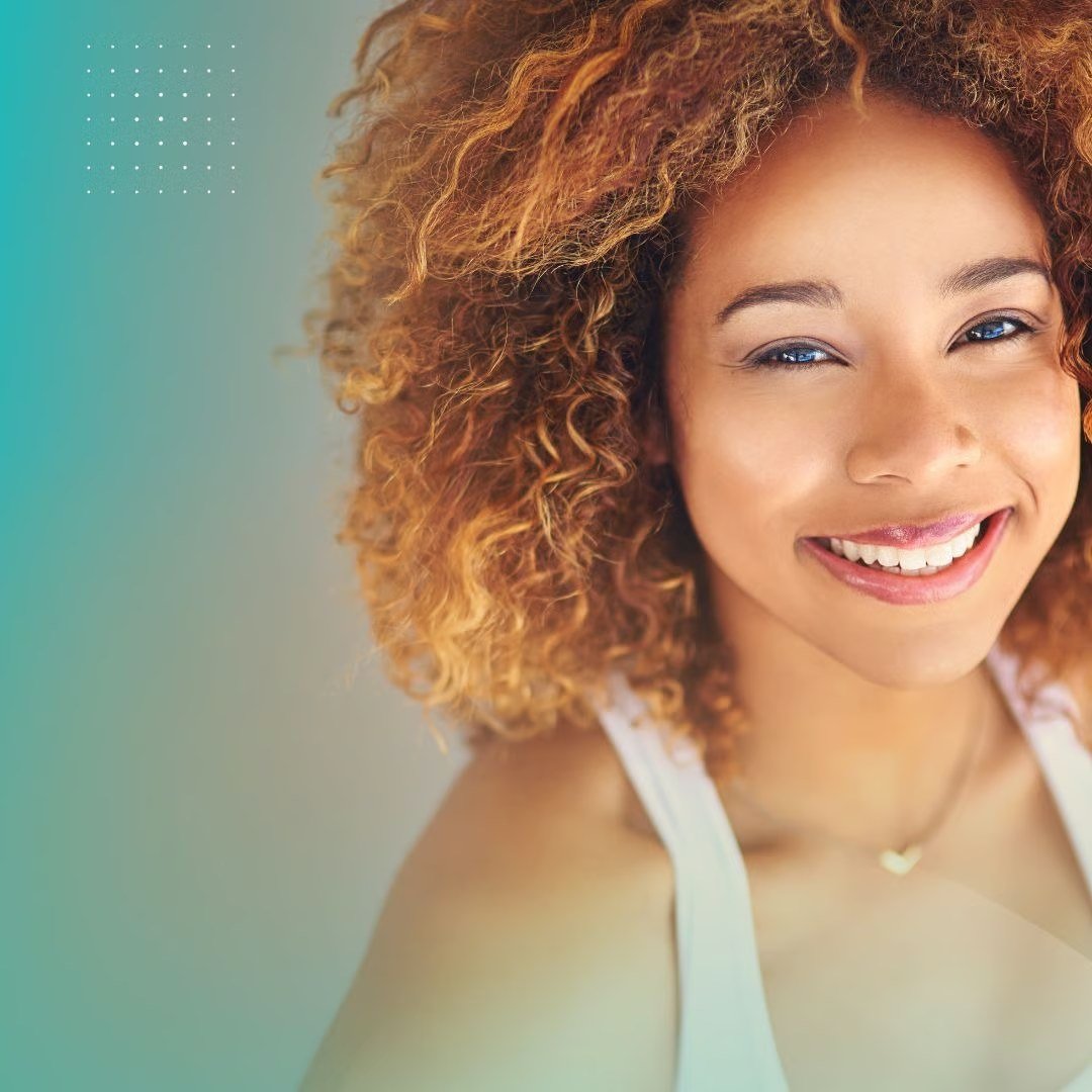 Mulher sorrindo com dentes bem cuidados