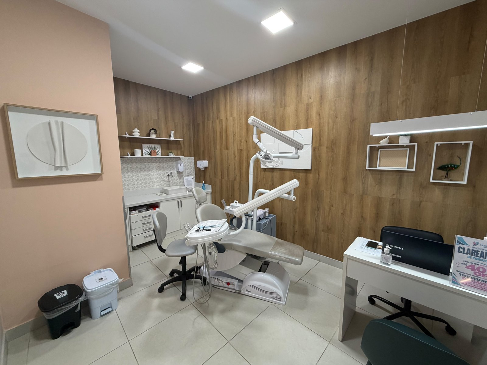Consultório odontológico da Dentsfine, com cadeira de atendimento e ambiente acolhedor